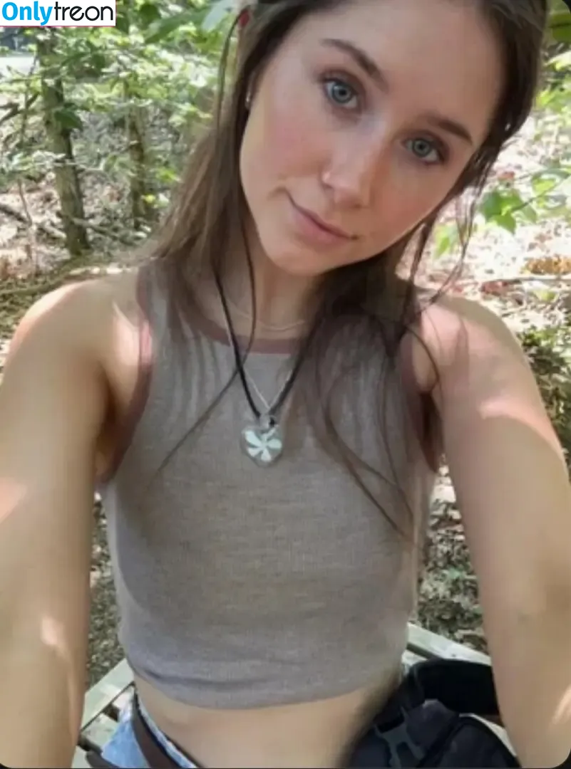 Mckenzieskye nude photo #0001 (mackenzie_skyeee / skyelesss)