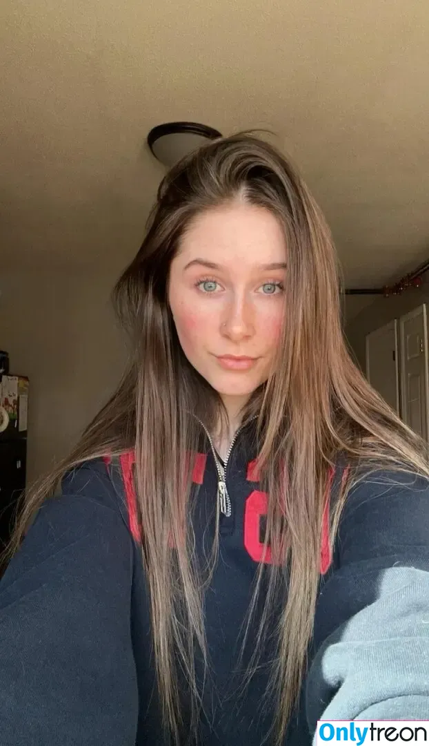 Mckenzieskye nude photo #0003 (mackenzie_skyeee / skyelesss)