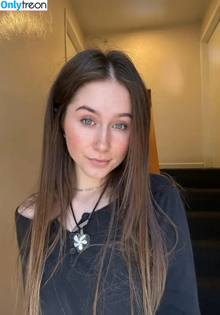 Mckenzieskye nude photo #0004 (mackenzie_skyeee / skyelesss)