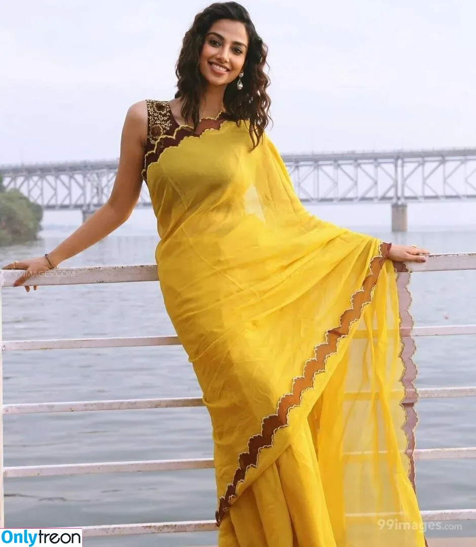 Meenakshi Chaudhary nude photo #0013 (meenakshichaudhary006)