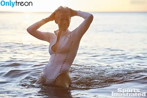 Megan Rapinoe / American soccer player / mrapinoe nude photo #0046