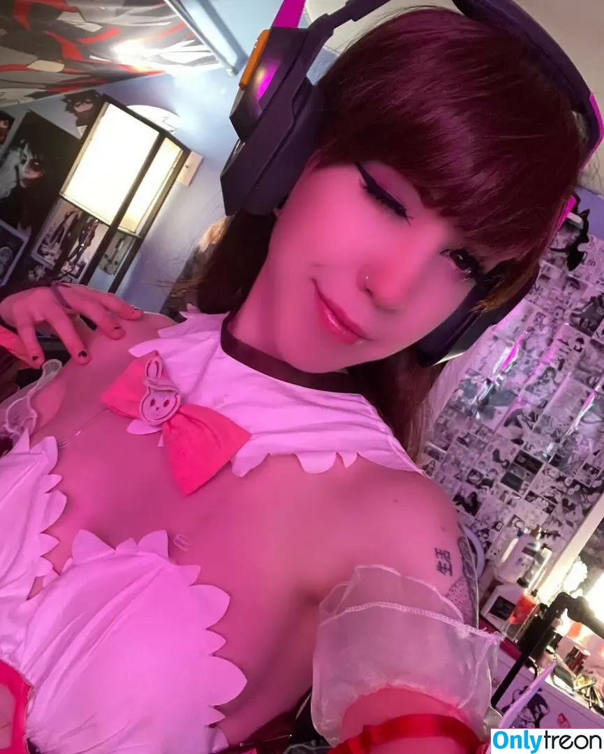 Meggueggu nude photo #0003 (Meggueggu)