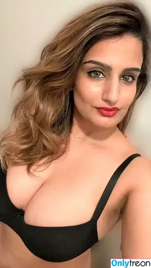 Mehvish Khan / iluvtoloveu / mehv / mehv.ie / mehvhotwife nude photo #0001