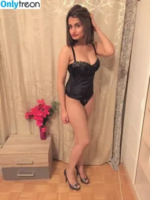 Mehvish Khan / iluvtoloveu / mehv / mehv.ie / mehvhotwife nude photo #0007