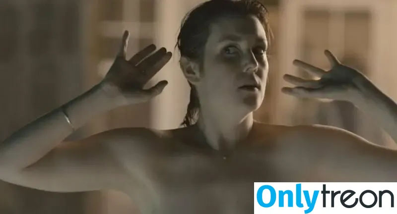 Melanie Lynskey nude photo #0003 (msmelanielynskey)