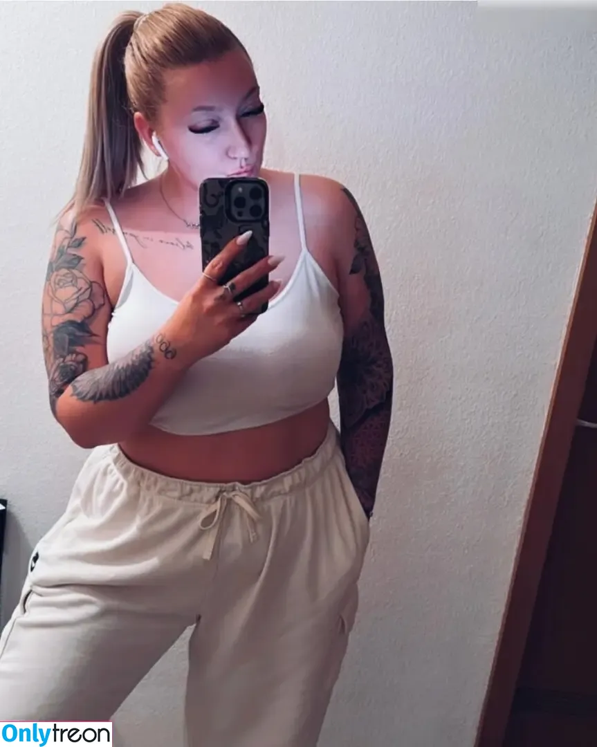 melinaxx__ голая photo #0004 (melinaxx__)