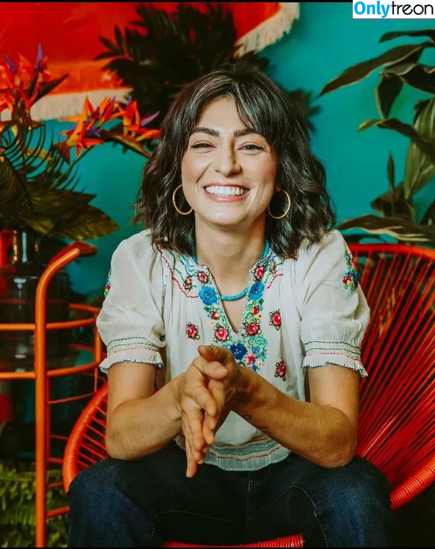 Melissa Villasenor nude photo #0003 (melissavcomedy / snl)