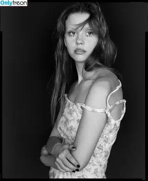 Mia Goth / goth.mia / officalmiagoth фото голая #0190