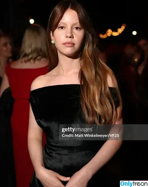 Mia Goth / goth.mia / officalmiagoth фото голая #0197