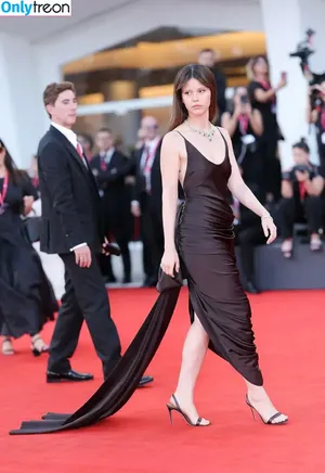 Mia Goth / goth.mia / officalmiagoth nude photo #0282