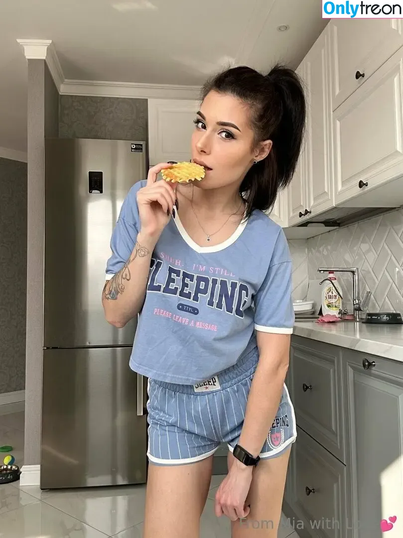 mia_moonn nude photo #0008 (miamoonn_)