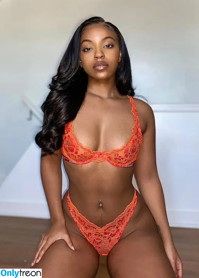 Mia Moore nude photo #0023 (miamoorexxx / moorelovexo / themiaamoore)