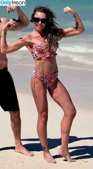 Michelle Heaton / wonderwomanshel nude photo #0013