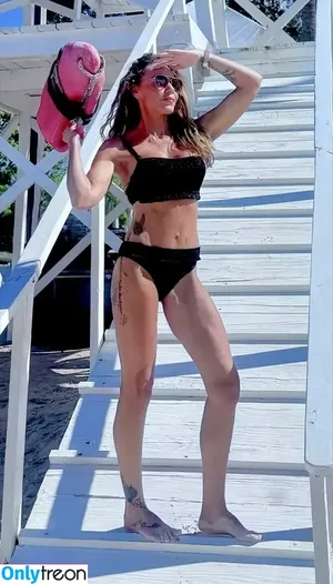 Michelle Heaton / wonderwomanshel nude photo #0015