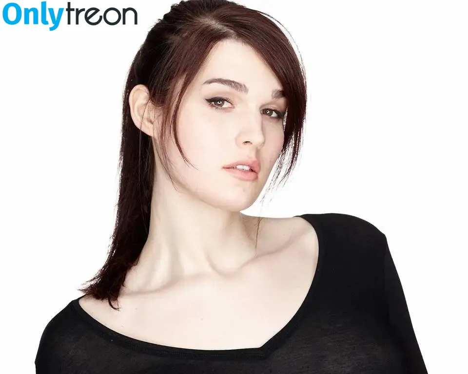 Michelle Hendley голая photo #0001 (Roxi Otaku / michelle.hendley)