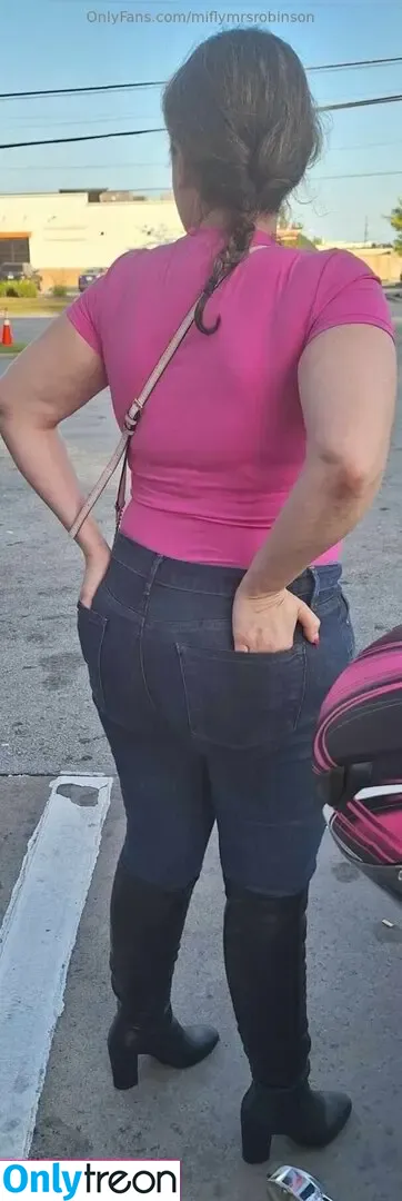 miflymrsrobinson nude photo #0006 (miflymrsrobinson)
