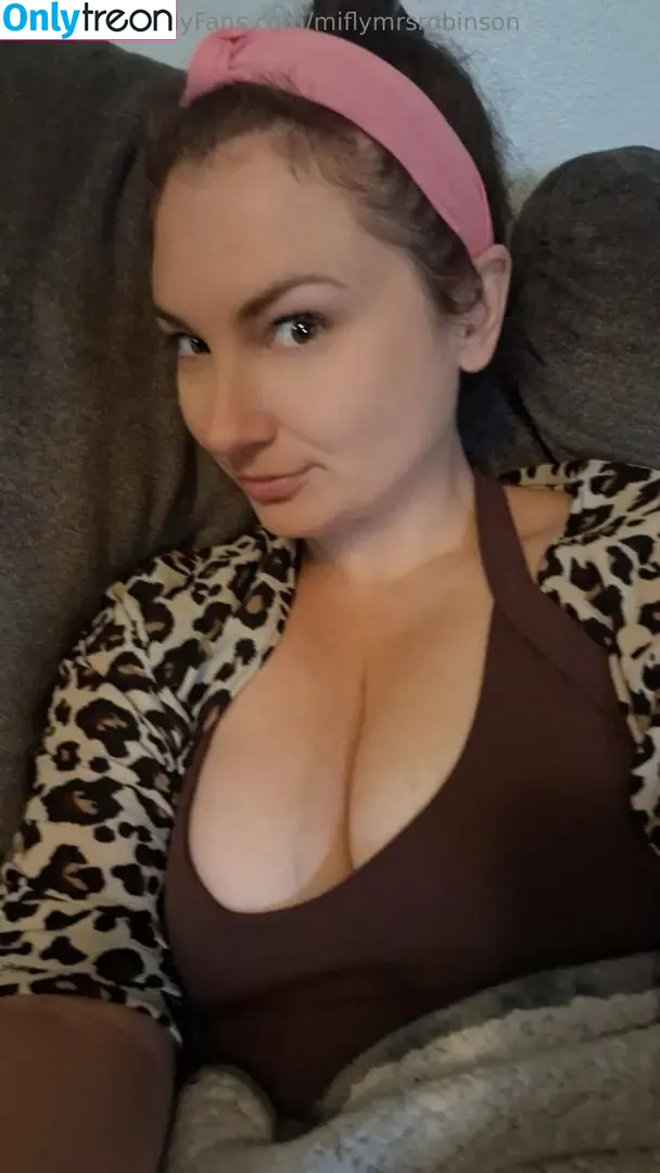 miflymrsrobinson nude photo #0016 (miflymrsrobinson)