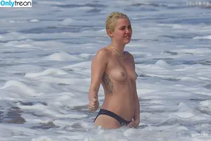 Miley Cyrus / MileyCyrus nude photo #4503