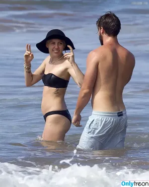 Miley Cyrus / MileyCyrus nude photo #4512