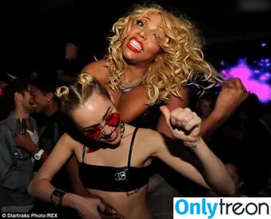Miley Cyrus / MileyCyrus nude photo #4592