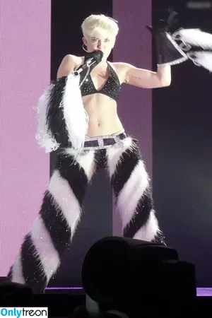 Miley Cyrus / MileyCyrus nude photo #4598