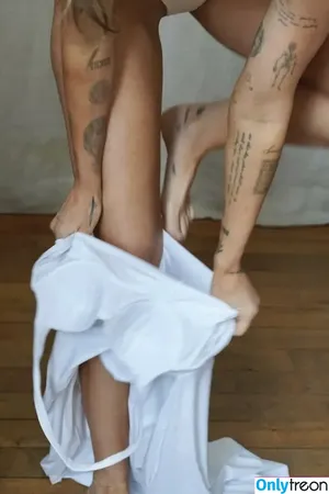Miley Cyrus / MileyCyrus nude photo #5674