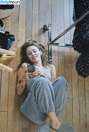 Miley Cyrus / MileyCyrus nude photo #5736