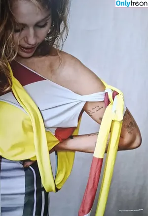 Miley Cyrus / MileyCyrus nude photo #5739