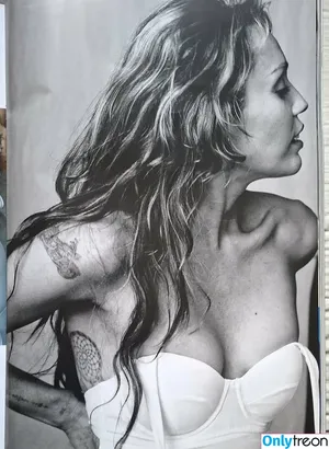 Miley Cyrus / MileyCyrus nude photo #5743