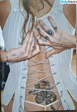 Miley Cyrus / MileyCyrus nude photo #5759