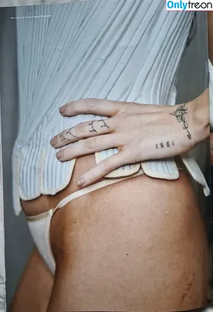 Miley Cyrus / MileyCyrus nude photo #5760