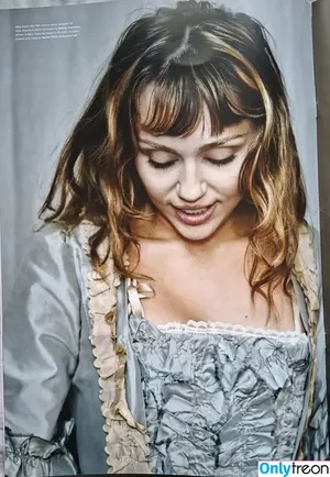 Miley Cyrus / MileyCyrus nude photo #5762