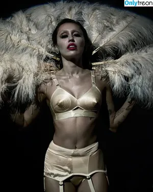 Miley Cyrus / MileyCyrus nude photo #5787