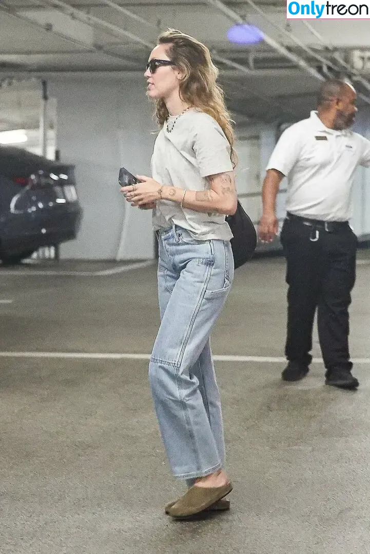Miley Cyrus голая photo #5670 (MileyCyrus)
