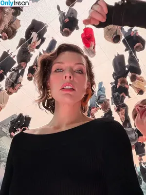 Milla Jovovich / MillaJovovich nude photo #0640