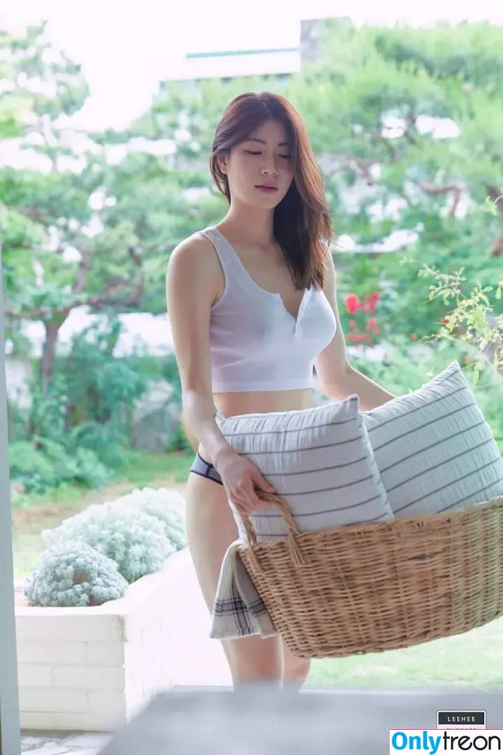 Min.E nude photo #0456 (93.sss)