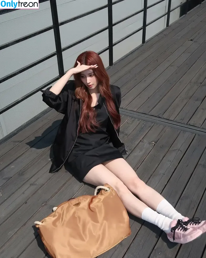 Minatozaki Sana nude photo #0048 (TWICE / m.by__sana)