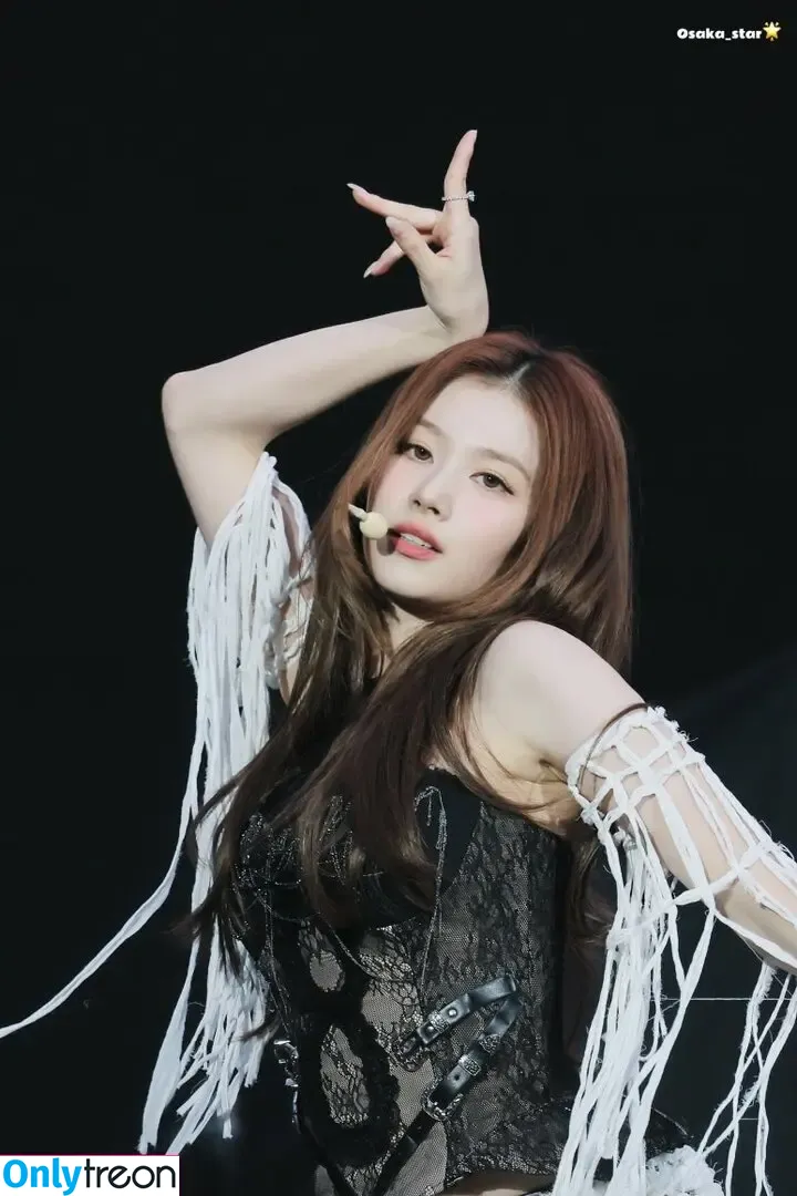 Minatozaki Sana nude photo #0060 (TWICE / m.by__sana)