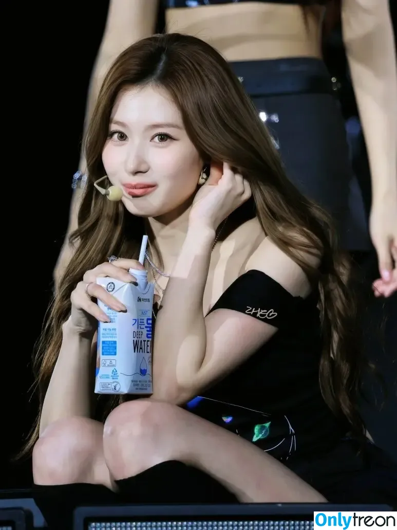 Minatozaki Sana nude photo #0082 (TWICE / m.by__sana)