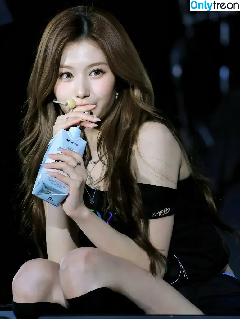 Minatozaki Sana nude photo #0084 (TWICE / m.by__sana)