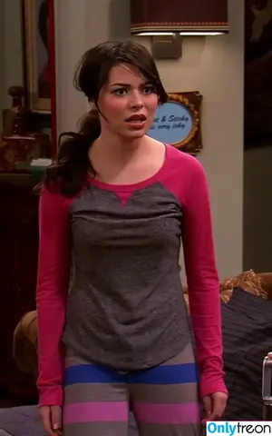 Miranda Cosgrove / MirandaCosgrove nude photo #0600