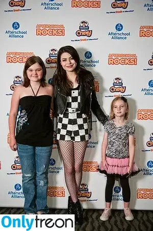 Miranda Cosgrove / MirandaCosgrove nude photo #0609