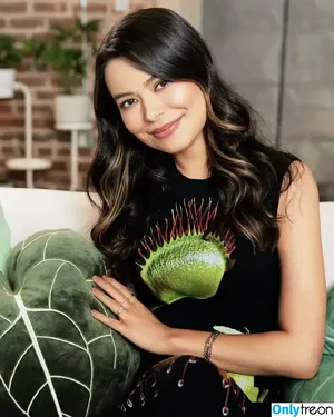 Miranda Cosgrove / MirandaCosgrove nude photo #0629