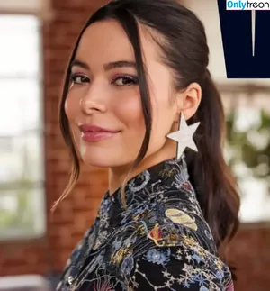 Miranda Cosgrove / MirandaCosgrove nude photo #0630