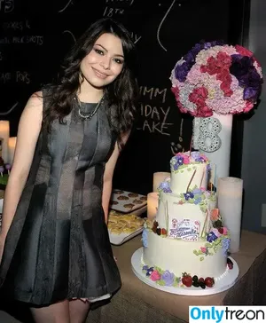 Miranda Cosgrove / MirandaCosgrove nude photo #0631