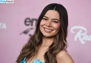 Miranda Cosgrove / MirandaCosgrove / onlyfanssz nude photo #0768