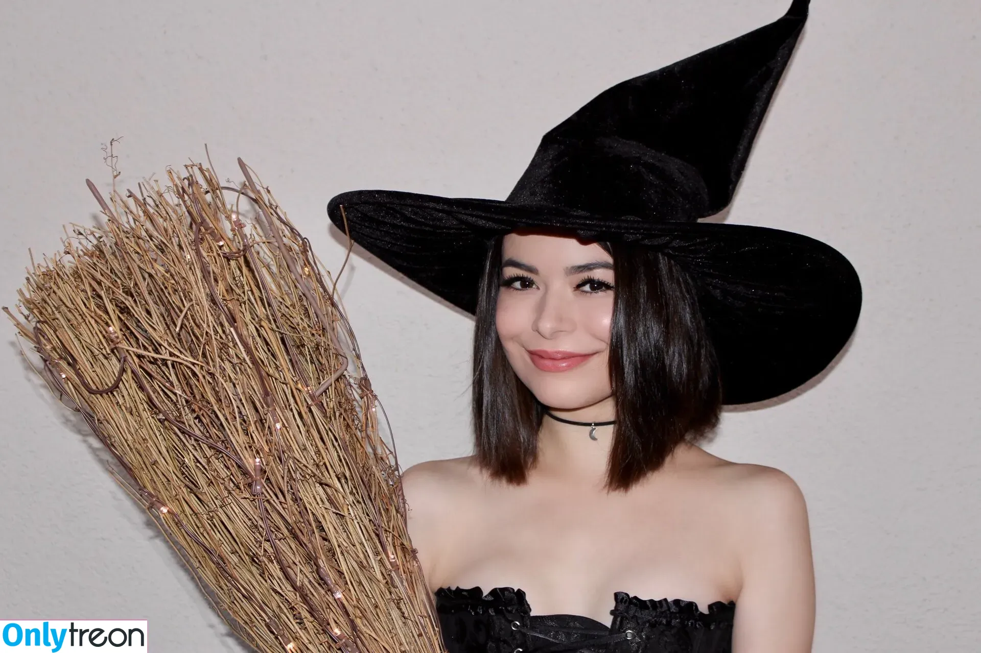 Miranda Cosgrove nude photo #0225 (MirandaCosgrove / onlyfanssz)