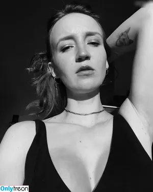 Mirella Precek / mirellativegal nude photo #0005