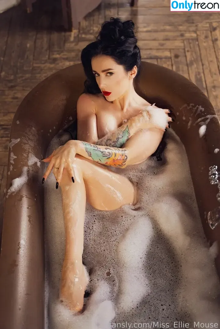 Miss Ellie M nude photo #0001 (elliemouse / misselliemouse)