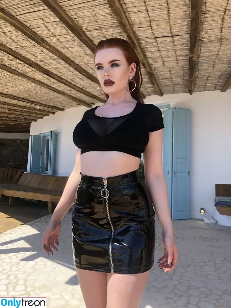 MissDeadlyRed nude photo #0407 (missred_)